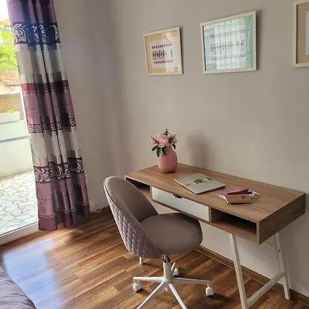 Center 2 Bedroom Apartment, Free Parking *