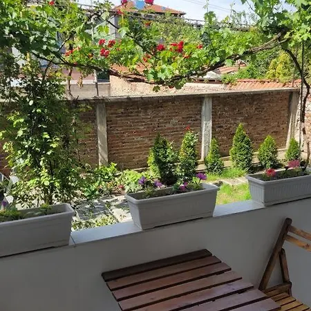 Center 2 Bdrm Apartment, 5min From Square & Garden, Free Parking 公寓 *