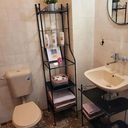 Center 2 Bedroom Apartment, Free Parking *