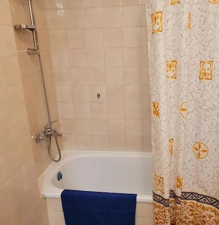 Center 2 Bdrm Apartment, 5min From Square & Garden, Free Parking 公寓 *