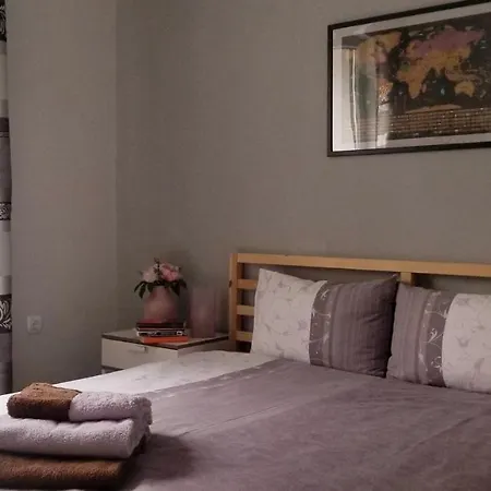 Center 2 Bdrm Apartment, 5min From Square & Garden, Free Parking 普罗夫迪夫