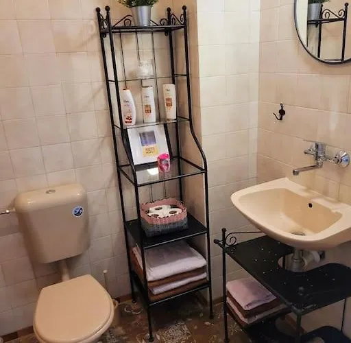 Center 2 Bedroom Apartment, Free Parking *